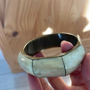 Beautiful, chunky brass bangle with cowhorn panelling
